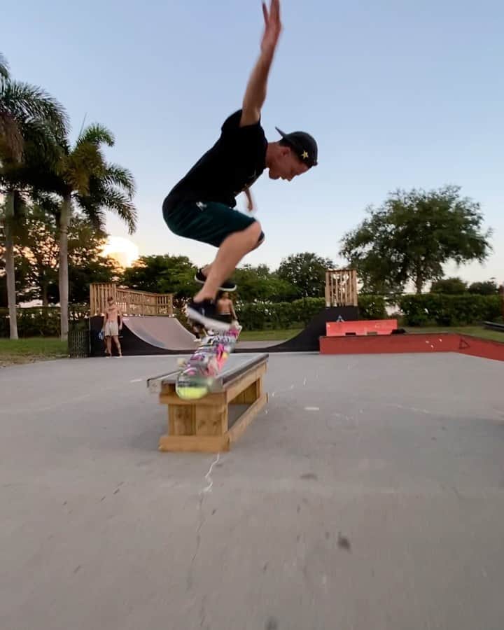 ジェイク・イラーディのインスタグラム：「Kickflip bs noseblunt 🤩」