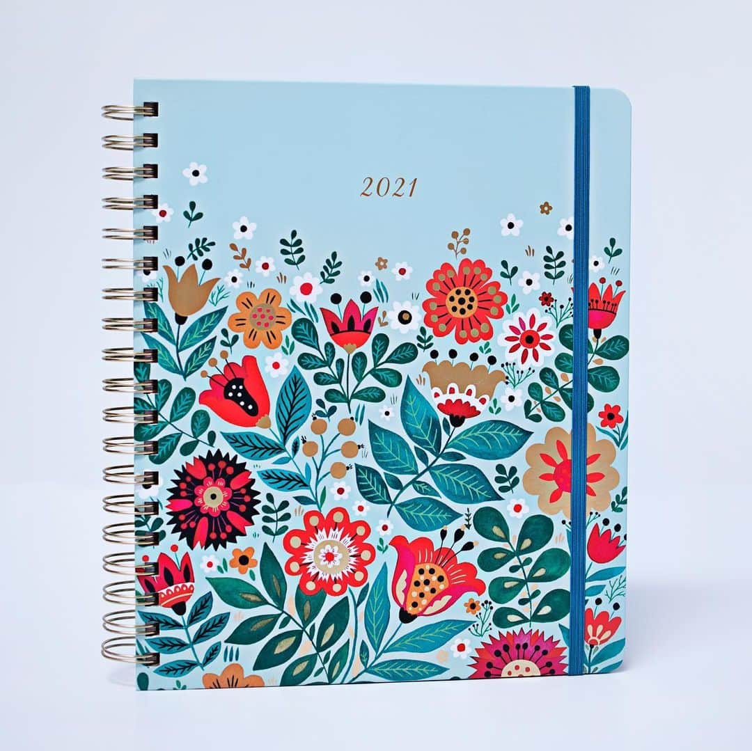 Dinara Mirtalipovaのインスタグラム：「It’s here! Your planning for 2021 can begin now with my new line of 18 month planners. There are three sizes: deluxe being the largest (desk size planner), hardcover planner is the middle option in case you prefer the spiral but want to carry it in your backpack, and weekly planner is the slimmest - the one that can fit in your bag. 🌿 For wholesale order please call 207.772.6833 ext 101 #mirdinaraplanners  #highnotecollection」