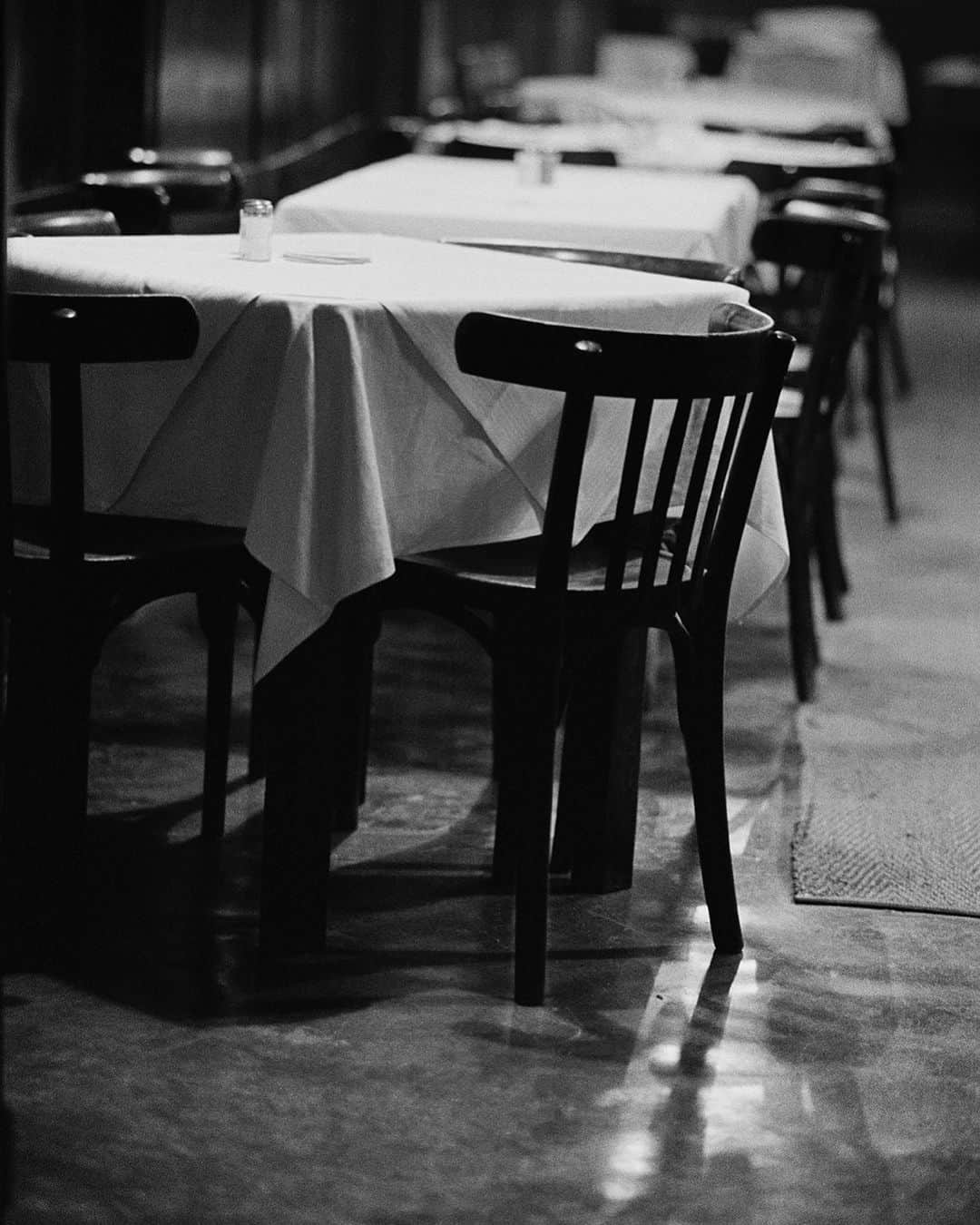 ピーター・リンドバーグさんのインスタグラム写真 - (ピーター・リンドバーグInstagram)「Exil Restaurant, Berlin, 1989 #LindberghStories」6月27日 2時32分 - therealpeterlindbergh