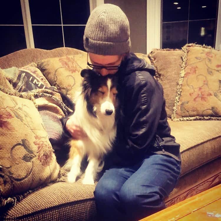 ナターシャ・ピュリッチのインスタグラム：「Because a loyal dog will bring out the soft side in anyone 💜😊 #sheltiesofinstagram #tearedupalittle  #socute💕 #hislittleface」