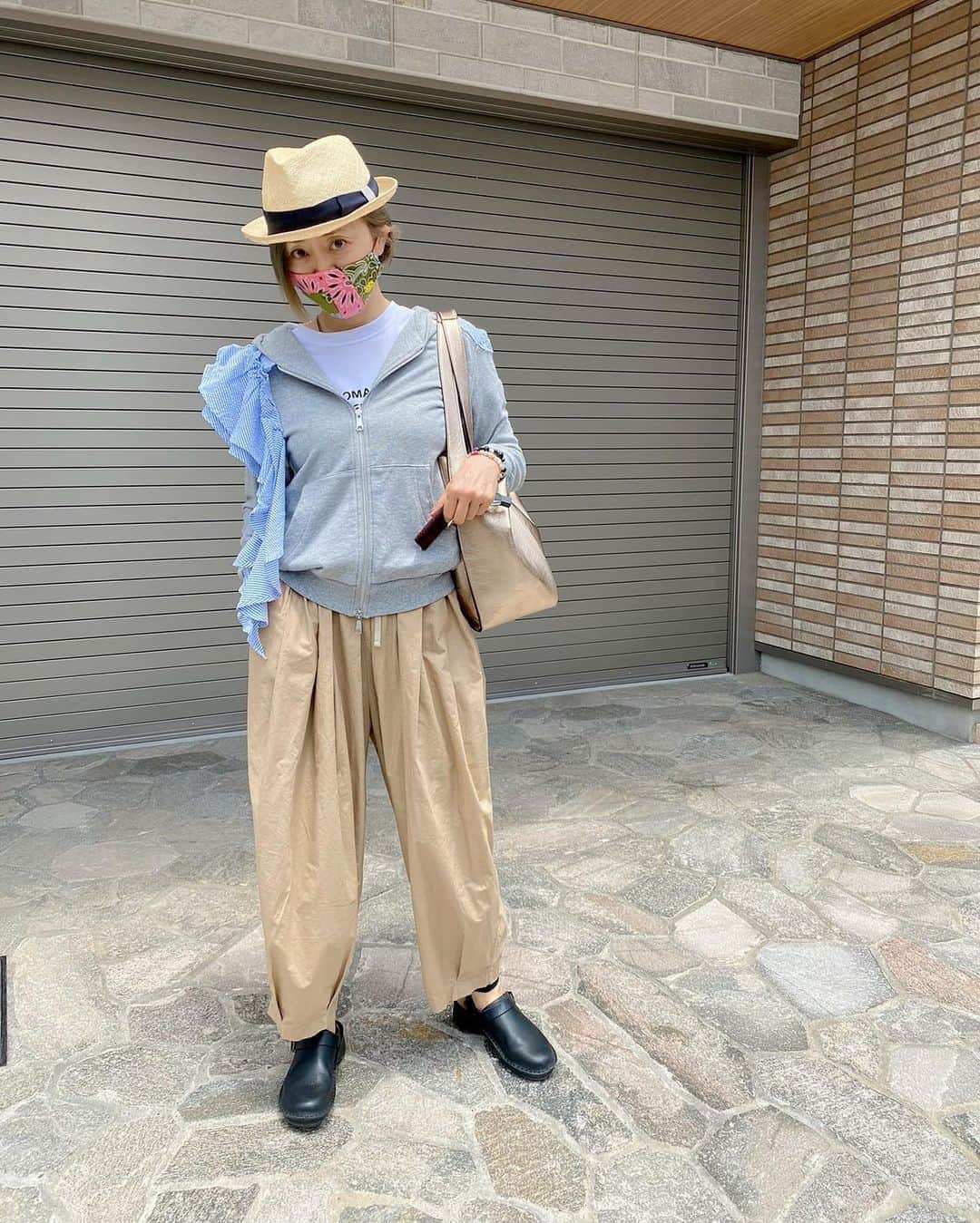 熊谷真実さんのインスタグラム写真 - (熊谷真実Instagram)「今日は暑かった。 結局Tシャツだけの1日。 マスクが効いてる。 #熊谷真実#可愛いマスクが好き@ritos.tokyo##」6月27日 2時35分 - mami_kumagai310