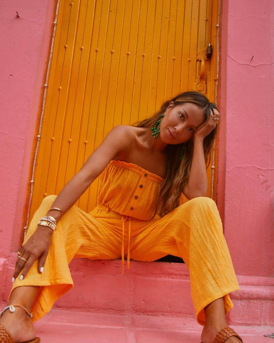 ジュリー・サリニャーナのインスタグラム：「When your two piece set makes you feel like you’re away somewhere tropical! ☀️🌴 wearing my cute SJ X @billabongwomens pieces available at @bloomingdales  ALSO, guys the @bloomingdales store on 59th Street in New York is officially open and I’m excited for you to see my pop-up shop inside with @billabong! Wish I was in NYC to see it! It’s so cute! 🏄🏽‍♀️」