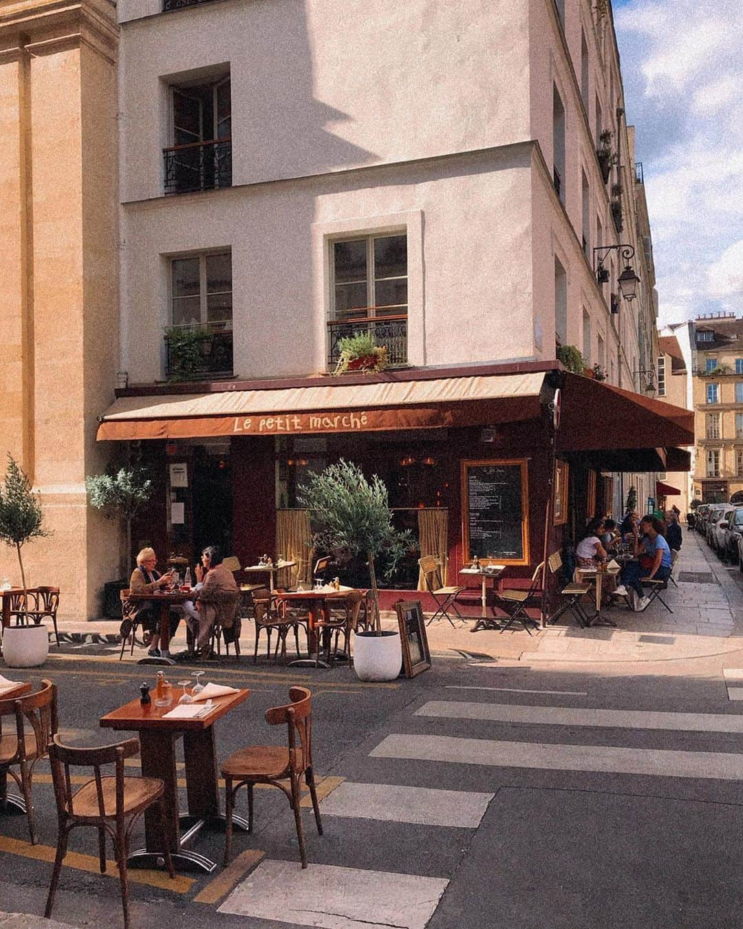 My Little Parisさんのインスタグラム写真 - (My Little ParisInstagram)「L'année des terrasses qui dépassent. Où est la vôtre ? 🇬🇧: The year when terraces went all over the place. Where's yours ? (📸 @journeyintolavillelumiere)」6月27日 2時52分 - mylittleparis