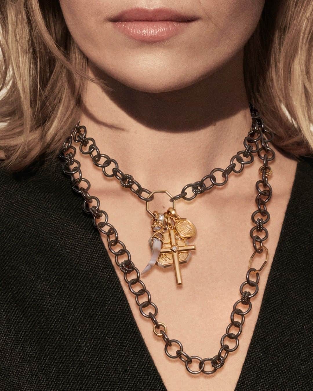 デビッドヤーマンのインスタグラム：「There are no rules when it comes to modern styling— mix, match, layer and stack. It’s about having fun with new designs like blackened sterling silver and 18k gold amulets. #DavidYurman」