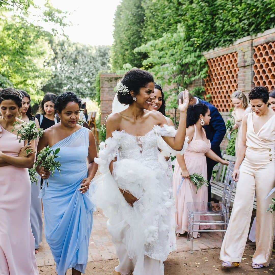 Vogueさんのインスタグラム写真 - (VogueInstagram)「After a year of long-distance–6,500 miles!–Adriana Diaz (@cbsdiaz) and Bryan Smith got married at Chicago's Botanic Garden, the city the couple both still call home. “I always loved the feel of European countryside weddings, and Bryan always envisioned having an open air party with his family and friends under the stars,” Adriana explains. So they found a “secret garden” oasis close to home at the Chicago Botanic Garden.  Instead of traditional vows, the priest asked them to write him a letter describing why they wanted to marry each other. They both finished their letters after midnight the night before the wedding. “One of our favorite parts of the ceremony was when the priest, who was Bryan’s longtime teacher and principal from Catholic high school, read excerpts of our letters,” Adriana says. “It felt like a dream.” Follow @VogueWeddings for more photos from their beautiful wedding celebration, and tap the link in our bio for more details. Photo by @chichiarilove.」6月27日 3時00分 - voguemagazine