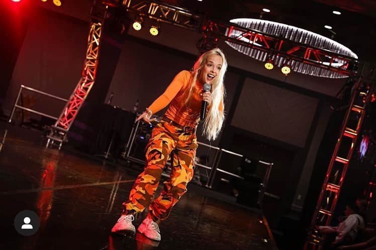 Nika Kljunのインスタグラム：「SWIPE FOR THE VIDEOS! Can’t wait to virtually dance with you this weekend!! 🎉🔥💃🏼🤸‍♀️ . I mean, I’ve told you guys that my class is like a party, haven’t I⁉️😜 • In honor of this years online @thedanceawards , here’s a ⬅️ #throwback ⬅️ to last years event! I can’t help but smile so big watching these clips again 😁🥰 #beststudents #ilovewhatido . Can we talk about this ENERGY 🔋💥here, though!? Undeniable‼️ I love teaching such talented dancers - it truly warms my heart to see them just going for it ⭐️, absolutely killing it, and having so much FUN with each other, simply by doing what they love 🤩💪🏼💫. It’s such a beautiful thing, and I can relate! #alwaysadancerfirst ☝🏼❤️🙏🏼 . Moments like these are especially cherished, during somewhat restricted times like these 🥺 Still, it’s so important that we all stay safe. 🙏🏼 . I will really miss connecting with you guys in person at The Dance Awards this year, ‼️BUT‼️ I look forward to bringing and enjoying some good energy with all of the dancers again, virtually, this time around 😃💪🏼🥳🦋💥 We got this! Who’s ready 😜⁉️ . Thank goodness for technology! 👩🏼‍💻📲 Covid-19 can’t stop us! 💪🏼 Let’s goooooooo! 🔥💕💪🏼🦋💥💃🏼🎉🥳📲👩🏼‍💻 . #danceismylife #danceismypassion #dancelovers #virtualdanceclass #tda #thedanceawards #nikakljun #nikakljunchoreography #lasvegasmemories #jumpdance #talentedkids #talenteddancers」