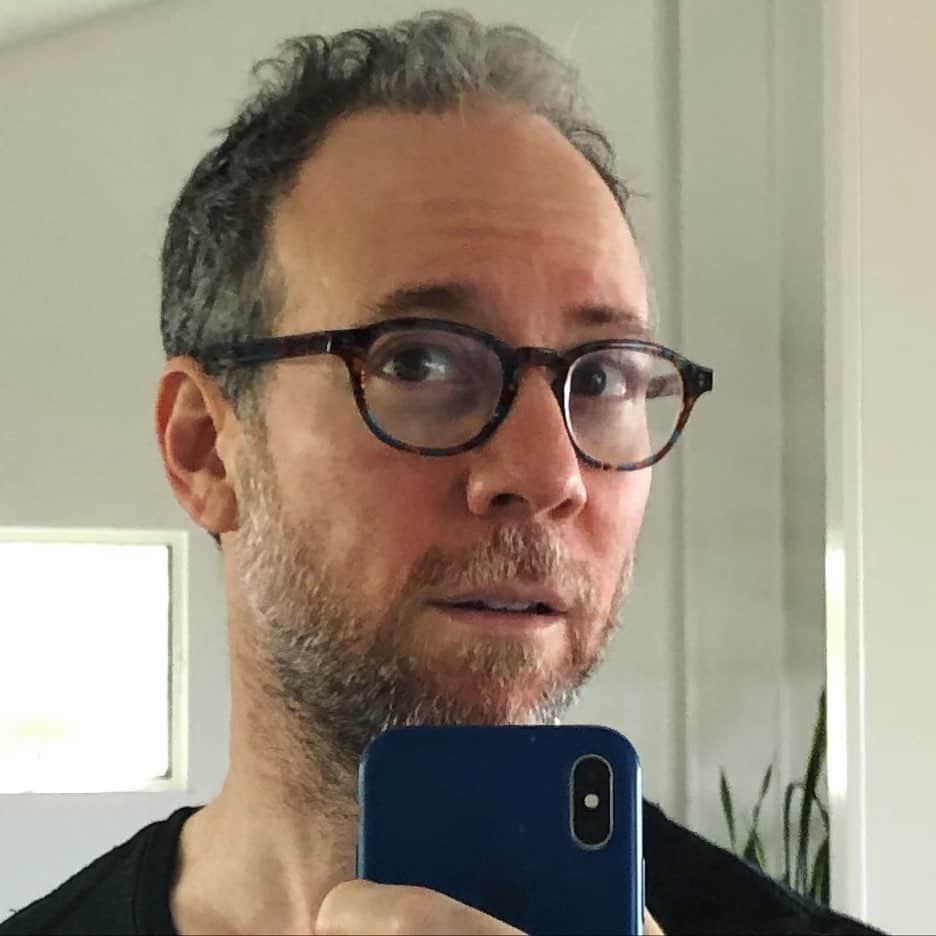 ケヴィン・サスマンのインスタグラム：「Did I get sunburn from taking a walk at 7PM last night? Yes. Yes I did.」