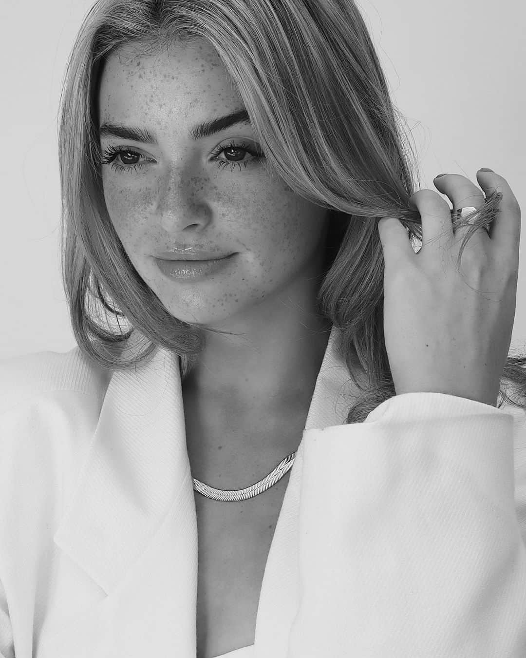 のインスタグラム：「@vendi_jewelry just launched the new collection! Vintage designer, and new designer inspired jewelry pieces ✨ go check it out x」