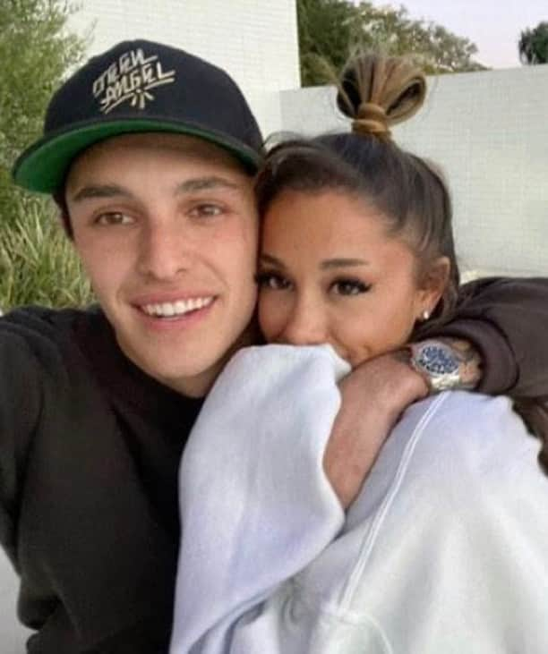 E! Onlineさんのインスタグラム写真 - (E! OnlineInstagram)「Ariana Grande turns 27 today, and her gift to us was making it Instagram official with boyfriend Dalton Gomez. (📷: Ariana Grande)」6月27日 3時30分 - enews