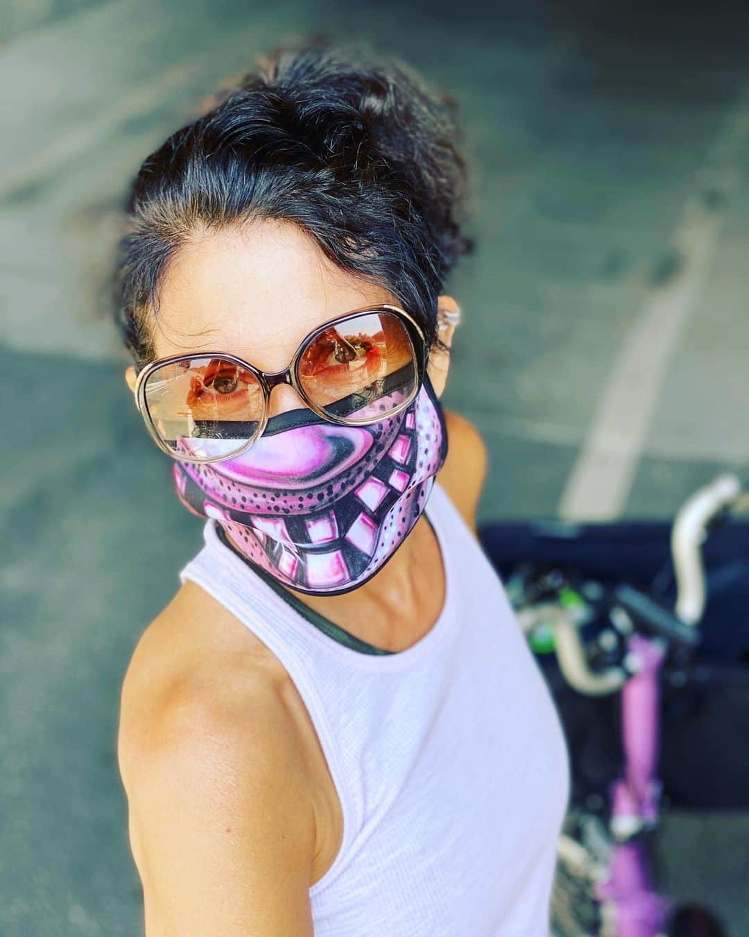 リサ・エデルシュタインさんのインスタグラム写真 - (リサ・エデルシュタインInstagram)「In a brief moment of good news: My @kennyscharf official face mask MATCHES MY BIKE. I will take good news wherever i can get it! I ❤️ Kenny and I ❤️my friends @bryanrabin and @mikemessex @dna_merch. Thank you so much! (Link to buy these limited edition masks in Kenny’s bio or at shop.kennyscharf.com.) #kennyscharfmasks #kennyscharf #art #covid19 #facemask #masks #facebomz #dna_merch」6月27日 3時29分 - lisaedelstein