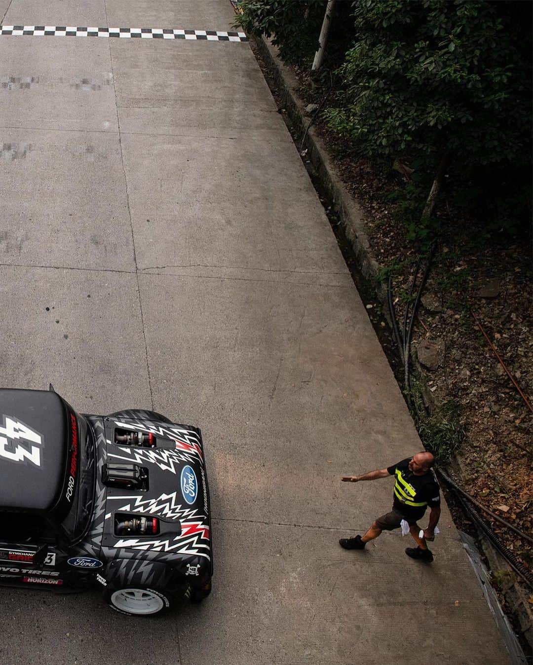 ケン・ブロックさんのインスタグラム写真 - (ケン・ブロックInstagram)「Check out this behind-the-scenes gallery from legendary skateboard photographer, Mike Blabac (@BlabacPhoto). It’s always rad having Mike on set for the Gymkhana films (he’s shot many of the infamous shots from the various films) because his take on the action and atmosphere is epic. Here’s a few of his favorite BTS shots from ClimbkhanaTWO - and to see more of the BTS story, watch The Climbkhana Files (link in bio). #TheClimbkhanaFiles #ClimbkhanaTWO #FordF150 #Hoonitruck」6月27日 3時31分 - kblock43