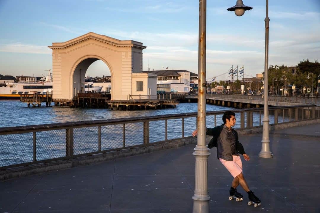 のインスタグラム：「Photo by @laurakmorton | Joshua Ugarte roller-skates around an empty Fisherman's Wharf in San Francisco, California. The neighborhood, one of the city's main tourist attractions, usually would be bustling with out-of-town visitors. It's been relatively empty since the COVID-19 pandemic interrupted travel. For more photographs of people, places, and culture in California and beyond follow me @laurakmorton.」