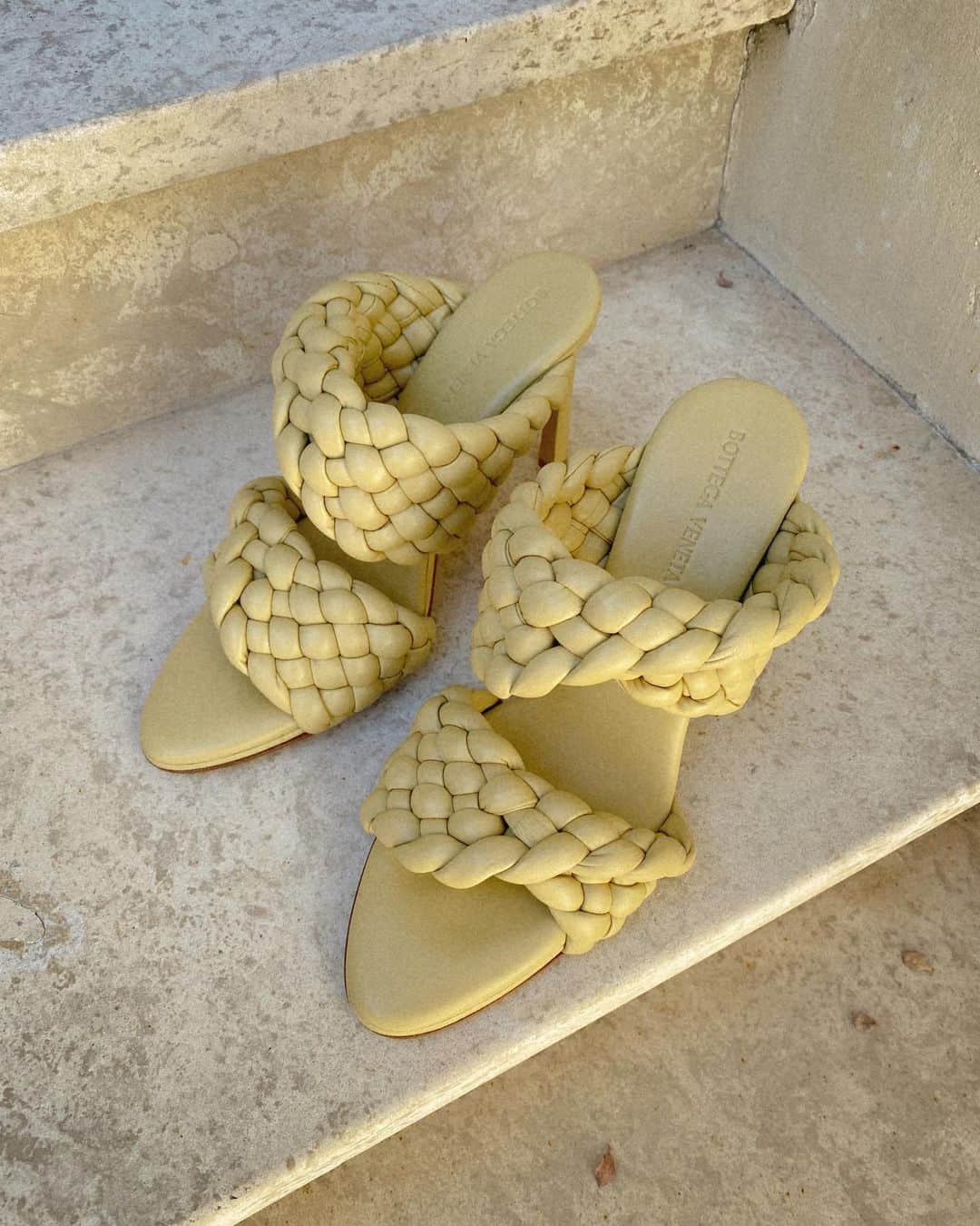 Marianna Hewittのインスタグラム：「can’t wait to wear heels again 👡」