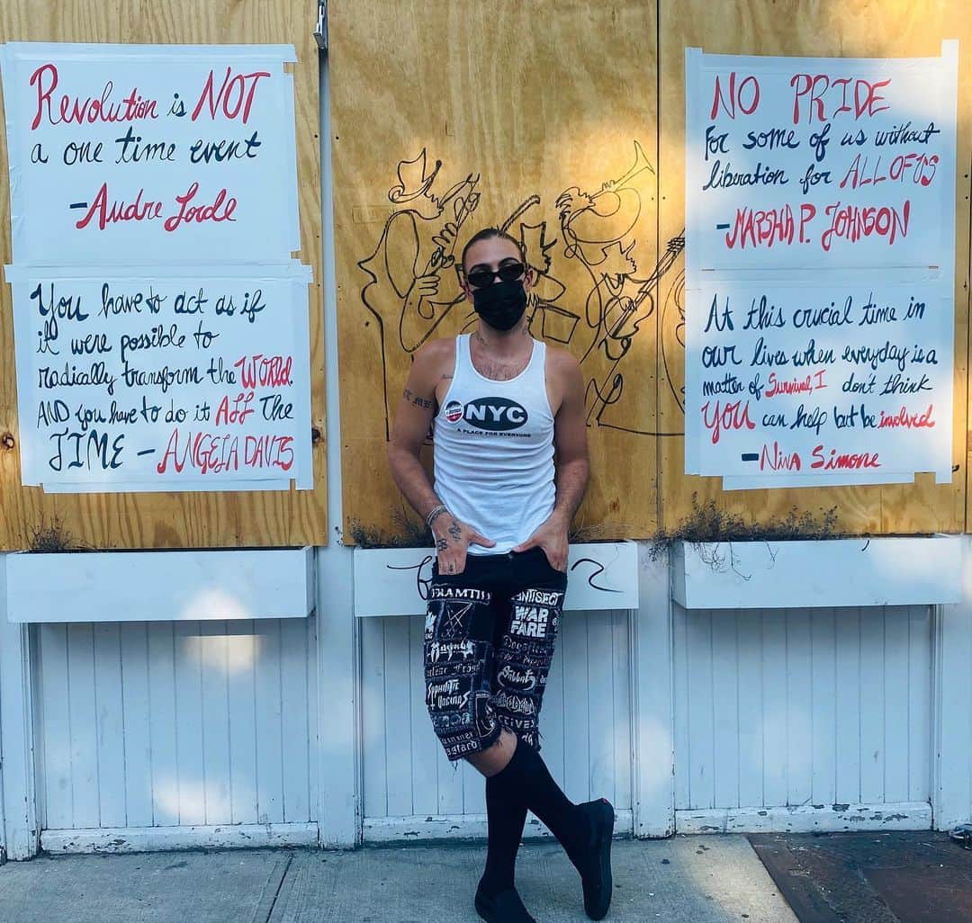 アレキサンダー・ワンのインスタグラム：「Read the signs. - Pride in one post by @mazurbate, stylist & DJ.」