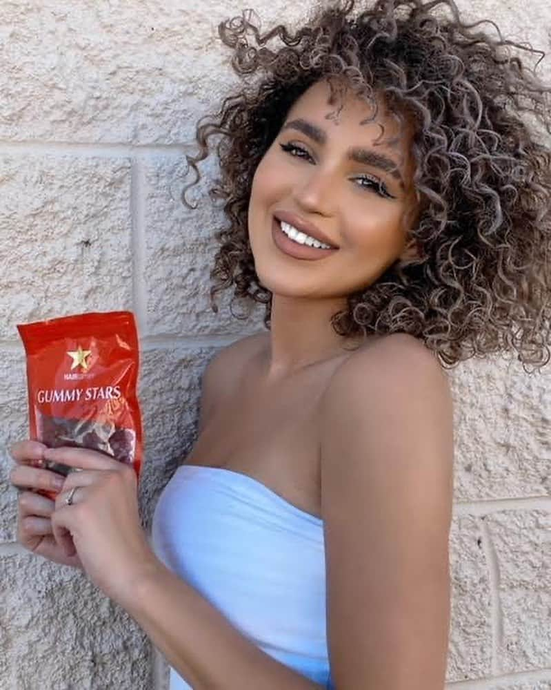 Val Mercadoさんのインスタグラム写真 - (Val MercadoInstagram)「#HAIRtaminPartner My hair is longer than it’s been in years thanks to @HAIRtamin Gummy Stars. They are loaded with hair loving ingredients like Biotin, Vitamin A and Zinc, to keep my curls luscious. They gave me a code for you guys, so use VAL at checkout for 20% off your order! P.S checkout their new packaging 😘」6月27日 3時42分 - val.mercado