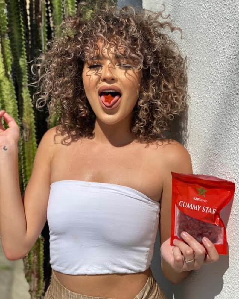 Val Mercadoさんのインスタグラム写真 - (Val MercadoInstagram)「#HAIRtaminPartner My hair is longer than it’s been in years thanks to @HAIRtamin Gummy Stars. They are loaded with hair loving ingredients like Biotin, Vitamin A and Zinc, to keep my curls luscious. They gave me a code for you guys, so use VAL at checkout for 20% off your order! P.S checkout their new packaging 😘」6月27日 3時42分 - val.mercado