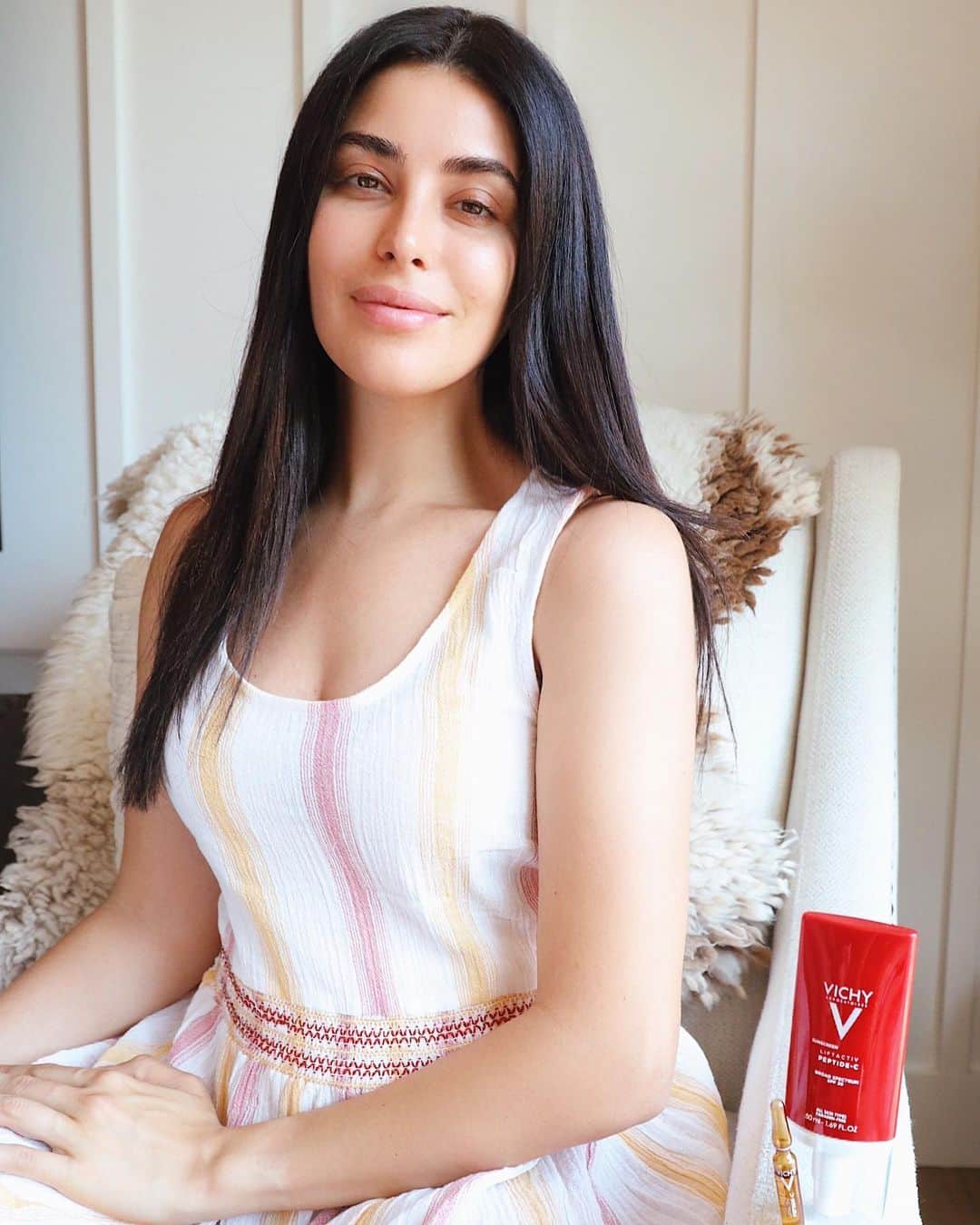 Sazan Hendrixさんのインスタグラム写真 - (Sazan HendrixInstagram)「I recently watched a video about the “Exposome” & it blew my mind! 😱This is basically the cumulative impact of all the internal and external factors that cause 80% of skin aging (UV rays, pollution, climate, stress, diet, physical activity to name a few)😱 Ladies (and gentlemen!) now is NOT the time to neglect your skin. Wow I sound like my mom. I do hate wearing tons of makeup in the summer so that gives me more time to treat my skin right 🙌🏼 I added two of @vichyusa’s Vitamin C products to my daily summer skincare routine that provide anti-aging benefits & protect my skin’s barrier. Telling you all about it on my blog! + visit vichyusa.com to use my code SAZAN2020 for 15% oﬀ w/ free shipping. 😎 #linkinbio #vichypartner #vichyusa #skincare」6月27日 4時04分 - sazan