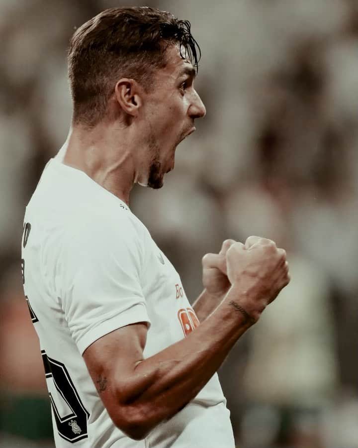 ダニーロ・フェルナンド・アベラールのインスタグラム：「Dois anos de um sonho realizado, só quem é sabe! #NuncaCritiquei @corinthians」