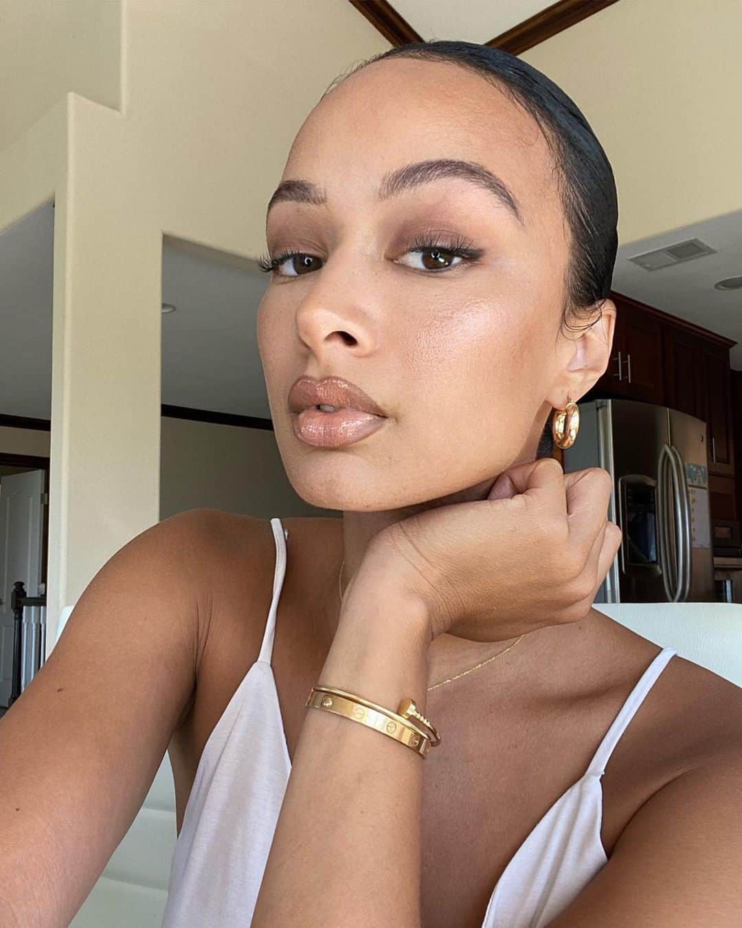 Draya Micheleさんのインスタグラム写真 - (Draya MicheleInstagram)「I love doing my makeup.  And I get asked constantly, WHATS MY LIP COMBO? I have many favorites but today it’s @kkwbeauty nude liner 2.5, nude lipstick 2, nude gloss 1.5 ..... side note: I’d really like a beauty brand collab... it would be a first ... which ones do you guys think would be a good fit for me?」6月27日 4時18分 - drayamichele