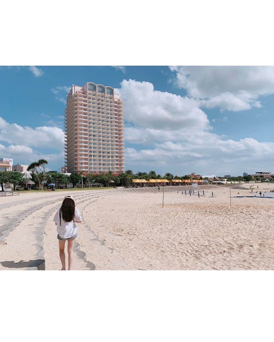 みはとさんのインスタグラム写真 - (みはとInstagram)「実は、、みかと沖縄ふたり旅してました❤️ ・ 海だから沖縄ってすぐわかるかな？と思ってたけど、写真がアメリカンビレッジだったからわかりにくかったかな😛 ・ 久しぶりの#沖縄  初#アメリカンビレッジ  遊園地みたいに広くて、オシャレなカフェもあってお買い物できて海にも温泉にも入れるなんて最高🏝 建物も全部可愛くてすごく綺麗な場所で、丸一日ここで遊んでました✨ ・ ふたりでのーんびり過ごして めちゃくちゃ楽しかった☺️💕 ・ また行けるようになったら行きたいなぁ🥺✨ ・ しばらく写真お付き合いください🙏 ・ ・ ・ #正解 #沖縄女子旅  #思い出 #写真 @ushiomika  #travelphotography  #okinawa #japan #americanviragge」6月27日 4時19分 - m2.13.0