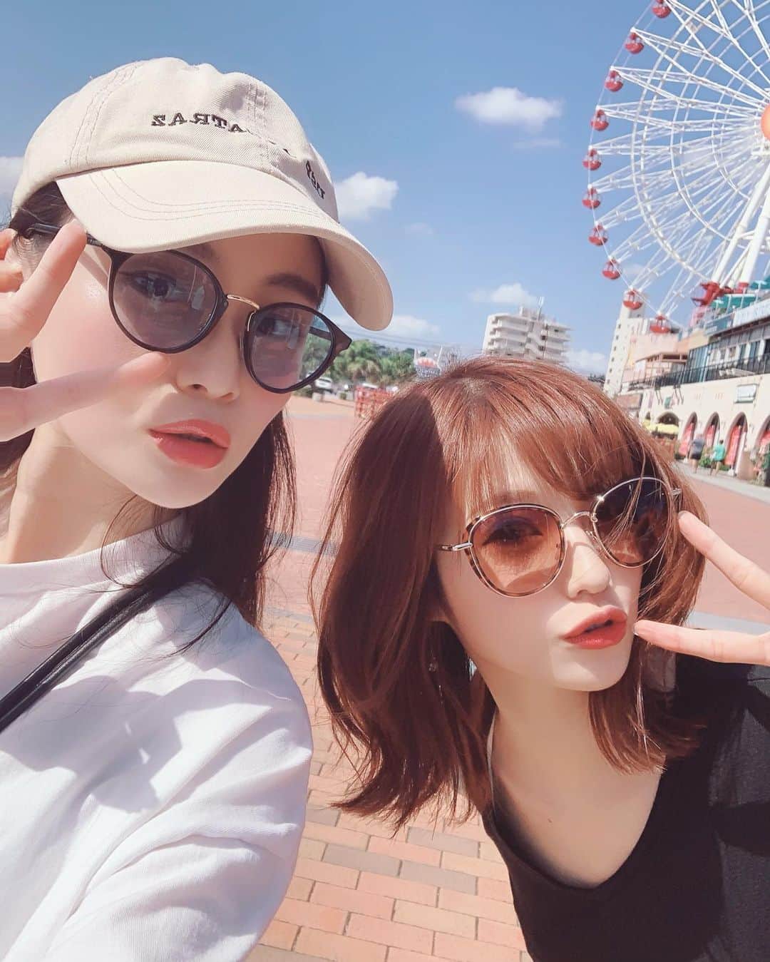 みはとのインスタグラム：「実は、、みかと沖縄ふたり旅してました❤️ ・ 海だから沖縄ってすぐわかるかな？と思ってたけど、写真がアメリカンビレッジだったからわかりにくかったかな😛 ・ 久しぶりの#沖縄  初#アメリカンビレッジ  遊園地みたいに広くて、オシャレなカフェもあってお買い物できて海にも温泉にも入れるなんて最高🏝 建物も全部可愛くてすごく綺麗な場所で、丸一日ここで遊んでました✨ ・ ふたりでのーんびり過ごして めちゃくちゃ楽しかった☺️💕 ・ また行けるようになったら行きたいなぁ🥺✨ ・ しばらく写真お付き合いください🙏 ・ ・ ・ #正解 #沖縄女子旅  #思い出 #写真 @ushiomika  #travelphotography  #okinawa #japan #americanviragge」