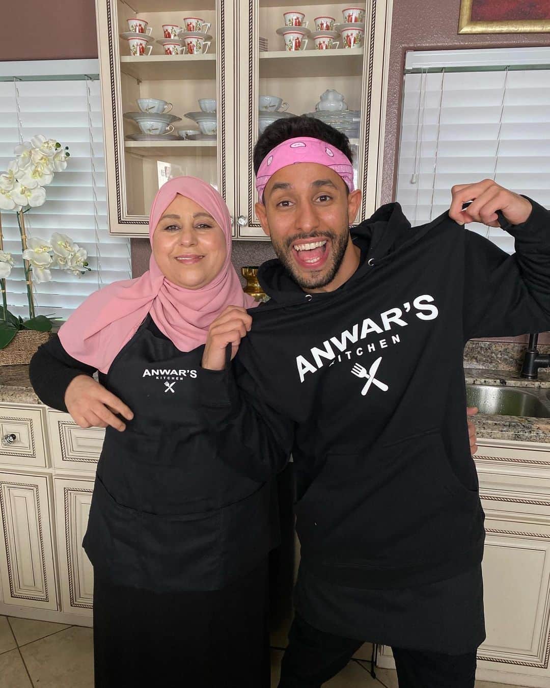 Anwar Jibawiさんのインスタグラム写真 - (Anwar JibawiInstagram)「ANWAR’S KITCHEN MERCH IS NOW AVAILABLE! Get yours now and comment below what we should cook next! 🔥👨🏻‍🍳 (go to @lilshop or tap product tag)」6月27日 4時20分 - anwar