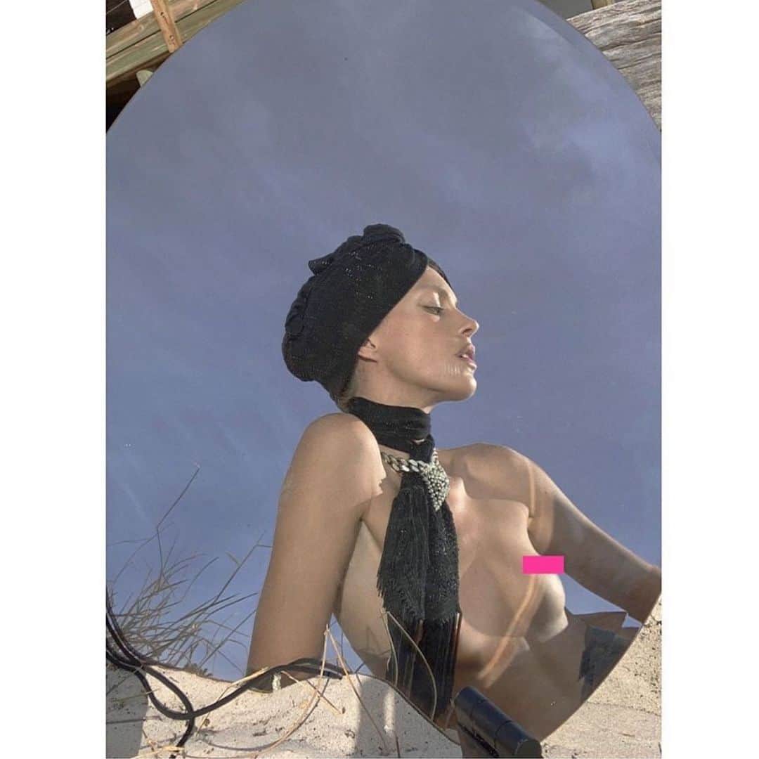 アニヤ・ルービックのインスタグラム：「Out today! Shooting via FaceTime with @mertalas for @i_d  What a creative and ridiculous day:)Posing to my phone with Mert’s voice directing me from the speaker! We were miles and miles away but somehow it felt more intimate than shooting on set. Wearing @ysl by @anthonyvaccarello #id #mertalas #ysl」