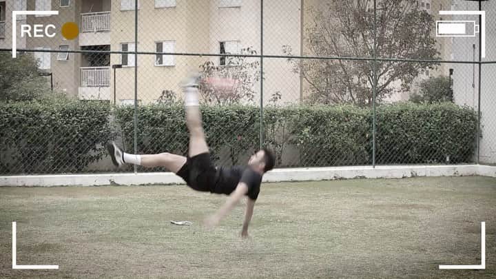 アレッサンドロ・ローザ・ヴィエイラのインスタグラム：「VIDEO- LINK NO STORIES -  Saiu mais um vídeo SENSACIONAL no @canal_falcao12 , com @goleiroflamarion21 @mister.ricardinho @leonardoc98_ @l.lino17 -  Diz o @goleiroflamarion21 que não toma gol meu de bicicleta, será? Corre lá 😀」