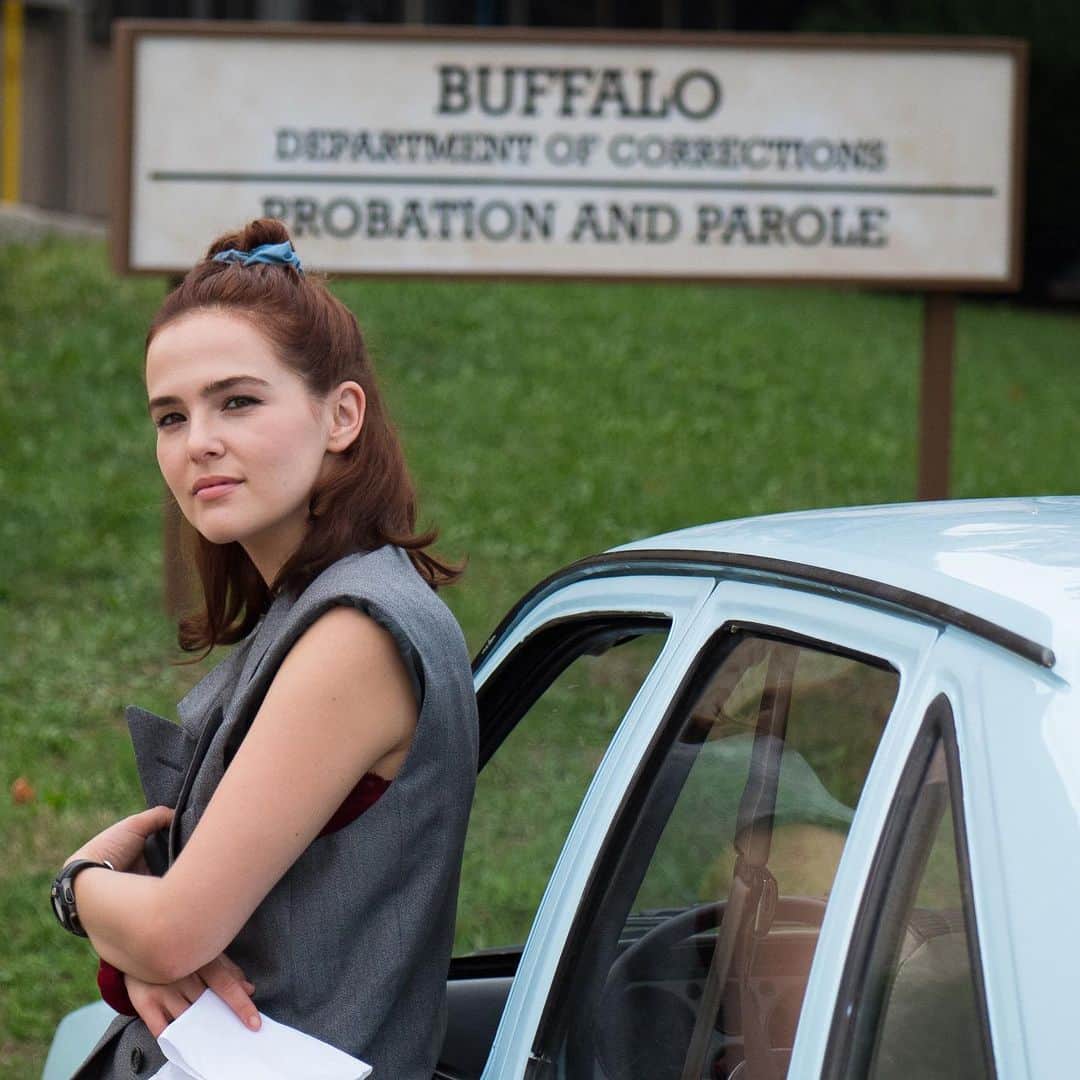 Hulu Home of Emmy-winningさんのインスタグラム写真 - (Hulu Home of Emmy-winningInstagram)「Buffalo: home of spicy wings and even spicier debt collectors. 💸 👊 @zoeydeutch in #Buffaloed now streaming.」6月27日 4時51分 - hulu