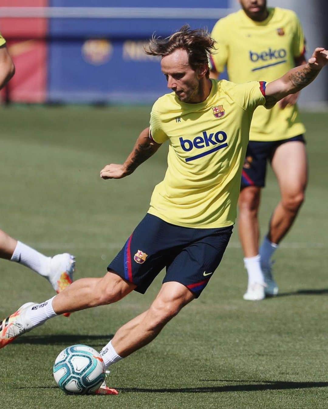 イヴァン・ラキティッチのインスタグラム：「Ready for tomorrow.💪⚽️ vamos equipo.! @fcbarcelona」