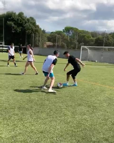 F2Freestylersのインスタグラム：「Can’t wait to be playing ⚽️ in the ☀️ again...」