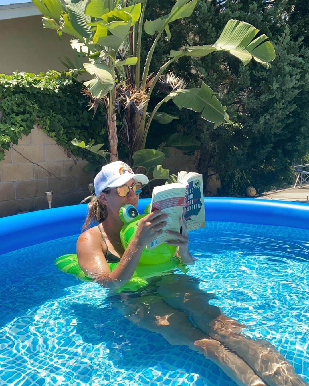 エイプリル・ロスのインスタグラム：「Been training really hard lately gearing up for the #AVPChampionsCup Series so I’m taking full advantage of this lovely afternoon off 🐸☀️😎📖 #RecoveryEnthusiast  What are you guys reading these days?」