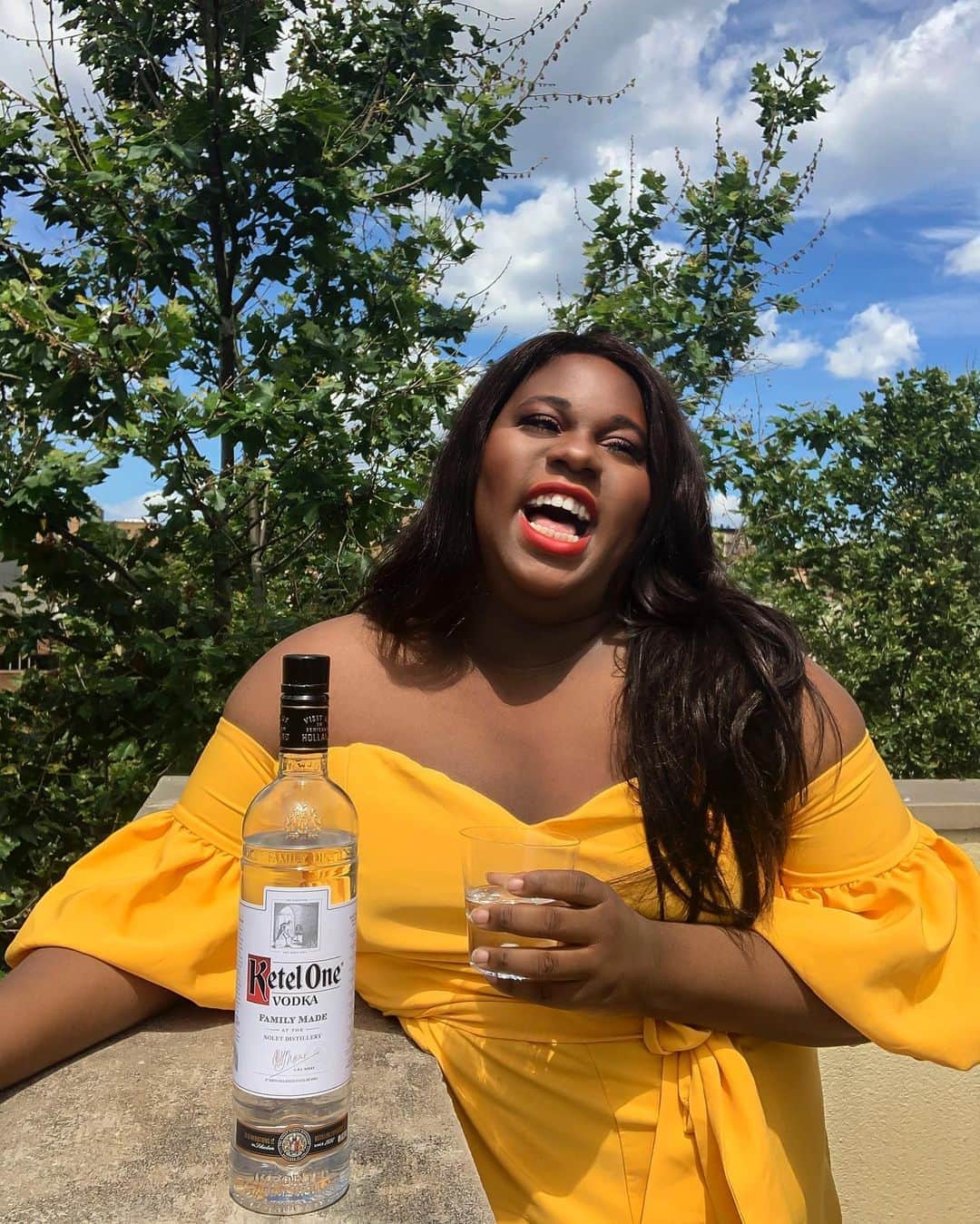 のインスタグラム：「#ad How is everyone celebrating #Pride2020 this weekend? I’m honored to be partnering with @KetelOne_US to celebrate #BlackJoy today and always.  I celebrate my Black Pride by living fabulously, authentically, and unapologetically. Be proud, come together, and celebrate Pride out loud for all to hear!  We want to see how you celebrate your pride and joy, so tag me, @ketelone_US and @theebillyporter in your celebrations so we can share! @ketelone_US is also donating to the @translawcenter in honor of #Pride2020 – cheers  to that! #BlackJoy #BlackPride #Pride2020」