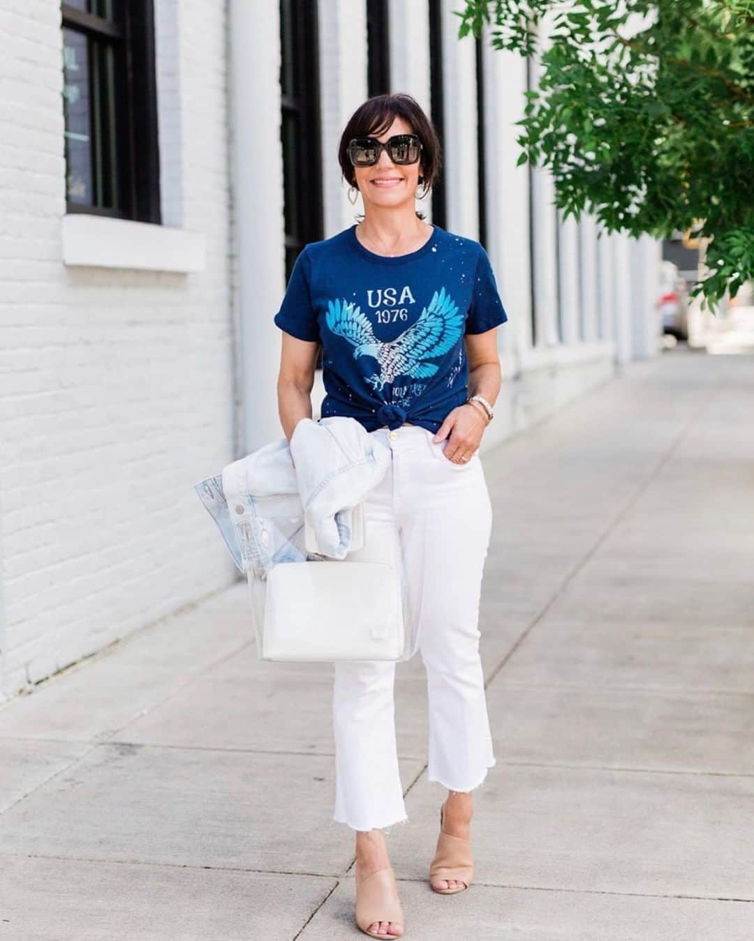 チェイサーのインスタグラム：「USA but make it chic 🇺🇸 😍💙 @susie.wright #chaserbrand #4thofjuly #usa #unitedstates #graphictee #graphictshirt #usafashion #usastyle」