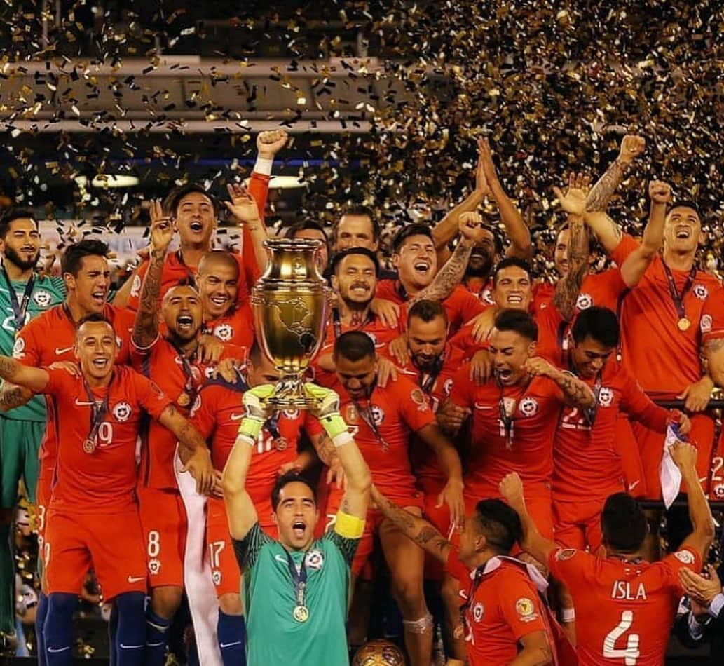 クラウディオ・ブラーボのインスタグラム：「Un día como hoy 🇨🇱 Campeón Copa Centenario🏆🥇 Que recuerdos tienes de este momento? Donde viste este partido?」