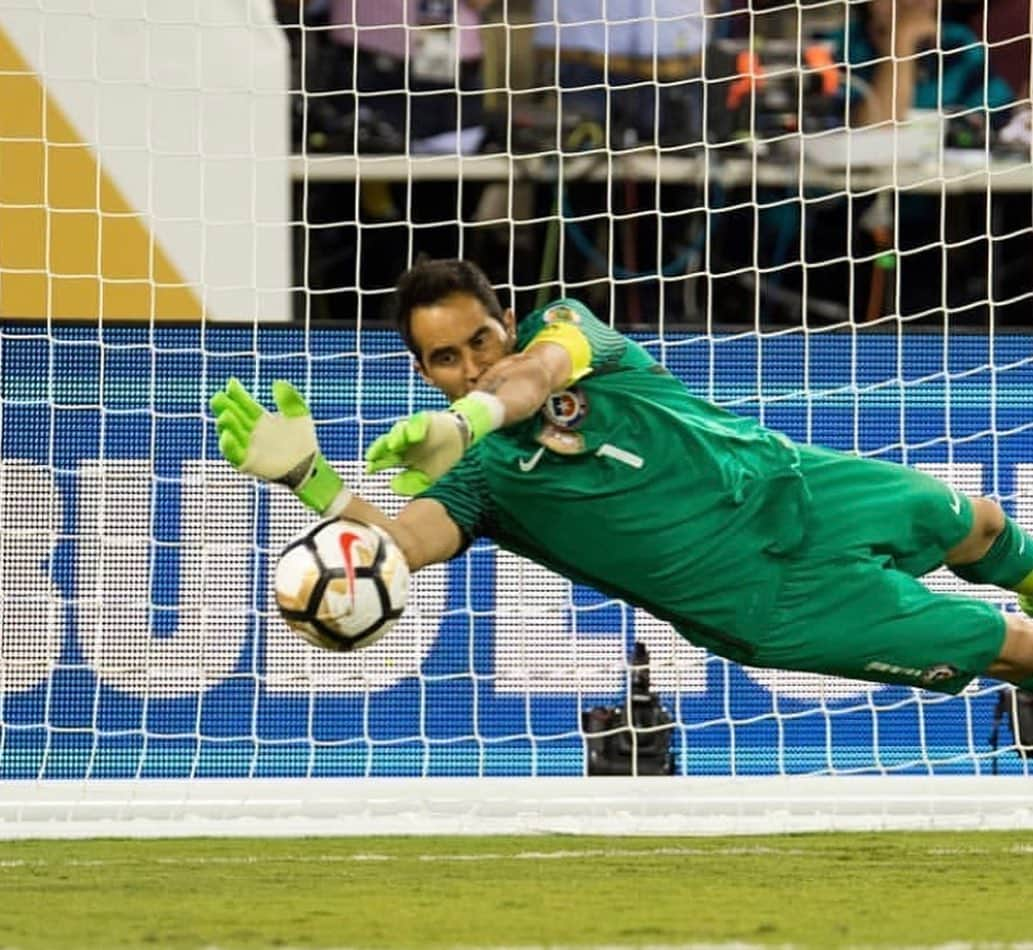 クラウディオ・ブラーボさんのインスタグラム写真 - (クラウディオ・ブラーボInstagram)「Un día como hoy 🇨🇱 Campeón Copa Centenario🏆🥇 Que recuerdos tienes de este momento? Donde viste este partido?」6月27日 5時17分 - claudiobravo1