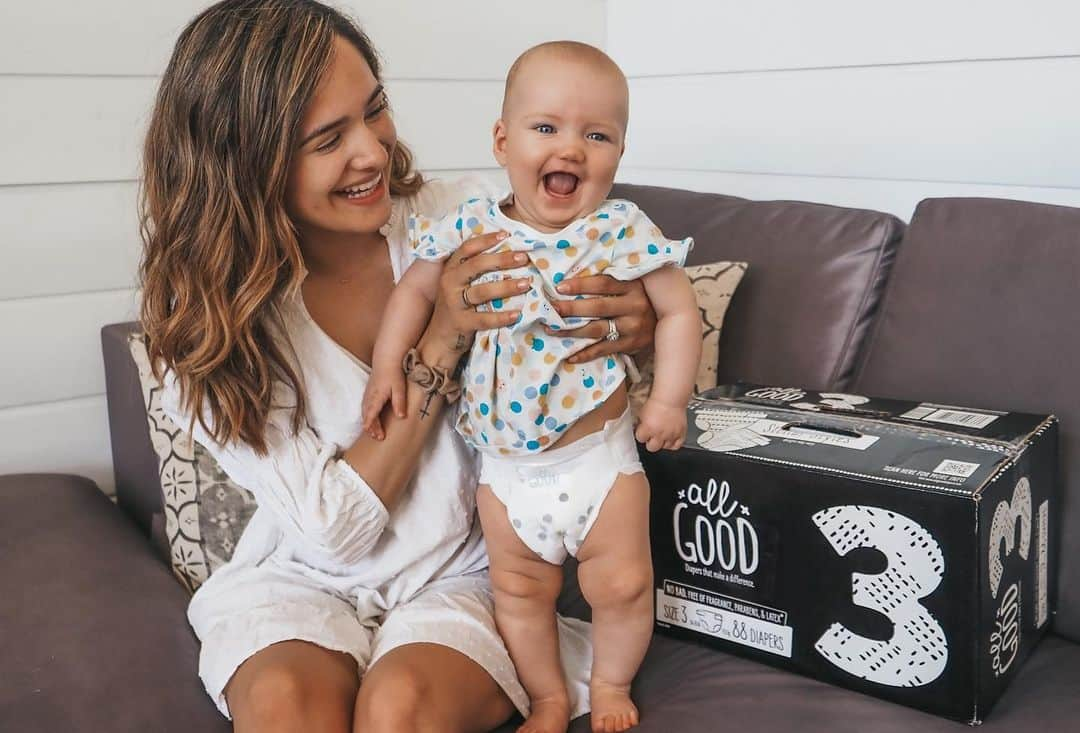 チャチー・ゴンザレスのインスタグラム：「My little happy bean 😍 I’m so excited about this new diaper brand we’ve been using called @AllGoodDiapers. They are all about giving back and doing good! With every box purchased at @Walmart, they donate a day's worth of diapers to a baby in need via their @FeedingAmerica partnership. You guys know how important what I put on my little babe is to me, so it’s amazing that their diapers are hypoallergenic and free of latex, fragrances and more. Head to my stories right now to learn more 🖤 #AllGoodDiapers #AllGoodPartner」