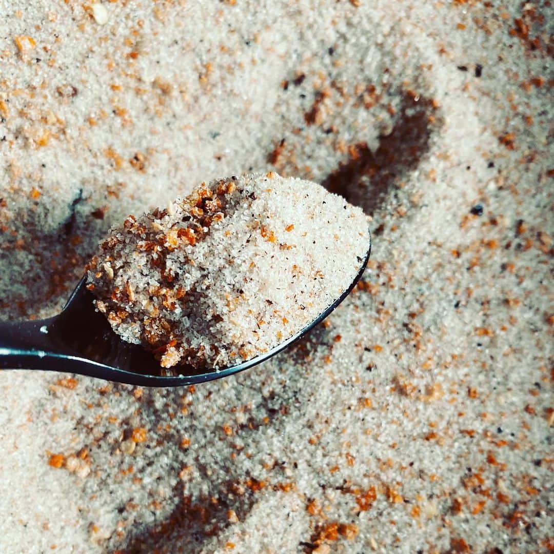 ケリスのインスタグラム：「Im well me as @bountyandfull lol is launching our first subscription box with @thespicesuite with all kinds of delicious surprises . I’m so excited , who’s ready ? It’s bbq season guys ❤️ smoked habanero sea salt」
