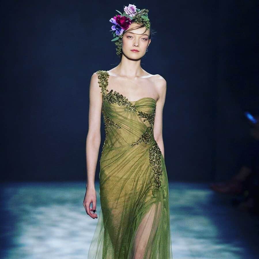 ユミ・ランバートのインスタグラム：「Flower full @marchesafashion 🥰」