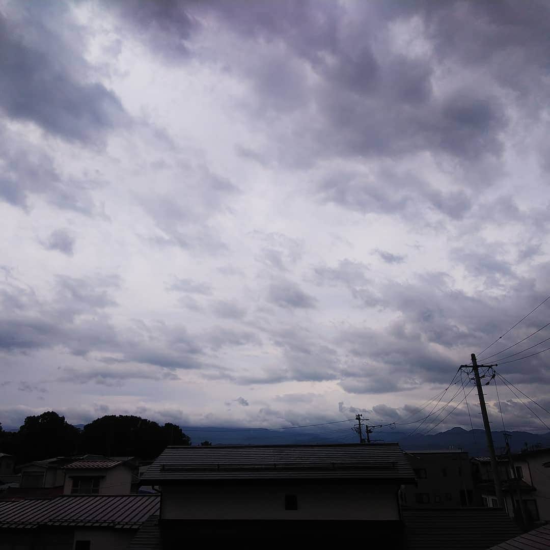 みながわゆみさんのインスタグラム写真 - (みながわゆみInstagram)「#いまそら #イマソラ #くも #雲 #曇り空 #我が家のベランダから #大好きな眺め #大好きな風景 #やまなみ #山並み #今日も素敵な一日を」6月27日 5時52分 - nama.09.19