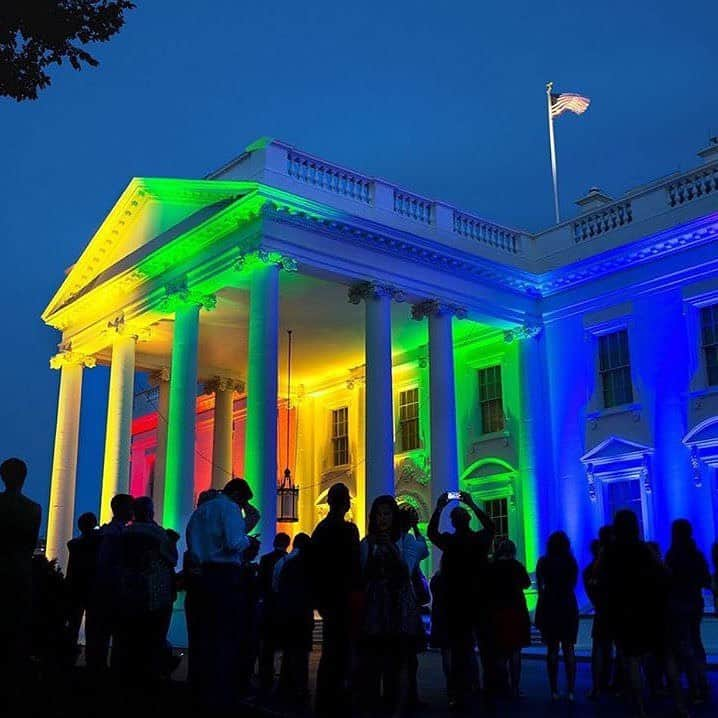 E! Onlineさんのインスタグラム写真 - (E! OnlineInstagram)「“Progress might be slow. It might take decades. But no matter what things might look like today, it’s always possible.” —Barack Obama #Pride (📷: Getty Images)」6月27日 11時30分 - enews