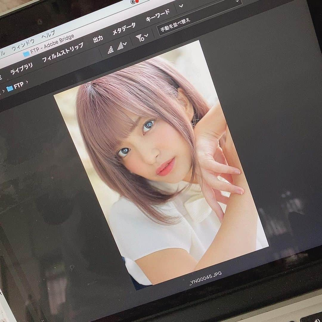 根尾あかりのインスタグラム：「グラフィスさんで撮影したときの写真が会長さんから送られて来たのでオフショットをちょこちょこ載せていこうかな〜と…🤔💭 #グラフィス #デジタル写真集 #オフショット #このときはまだ #赤髪」