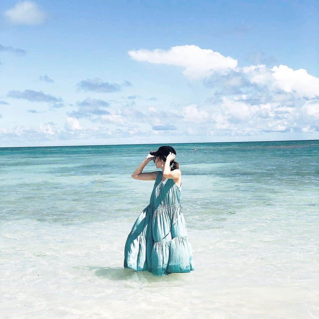 のインスタグラム：「そろそろ久米島行きたい🐠  ラジオ配信を始めて1ヶ月。毎日配信して、再生回数が1000回をこえました。 娘もちゃっかりパーソナリティになって、先週は一緒にLIVE配信もしたよ🎧  音声メディアの可能性を仕事でも感じていて、とりあえず何事もまずやってみなきゃ始まらないなと。  考える時間より行動量の多さの方が結果に繋がるよねって日々実感中。  #久米島 #standfm #ママ #ワーママ #mamagirl_sugotoku」