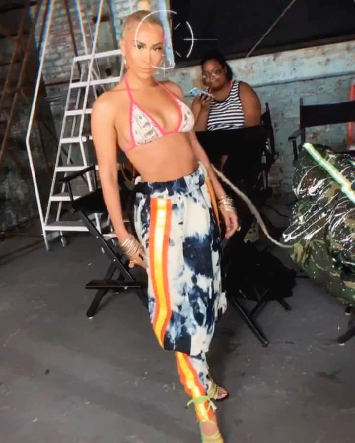 ベロニカ・ベガのインスタグラム：「1 year ago today. 2nd day on “A Million” set.」