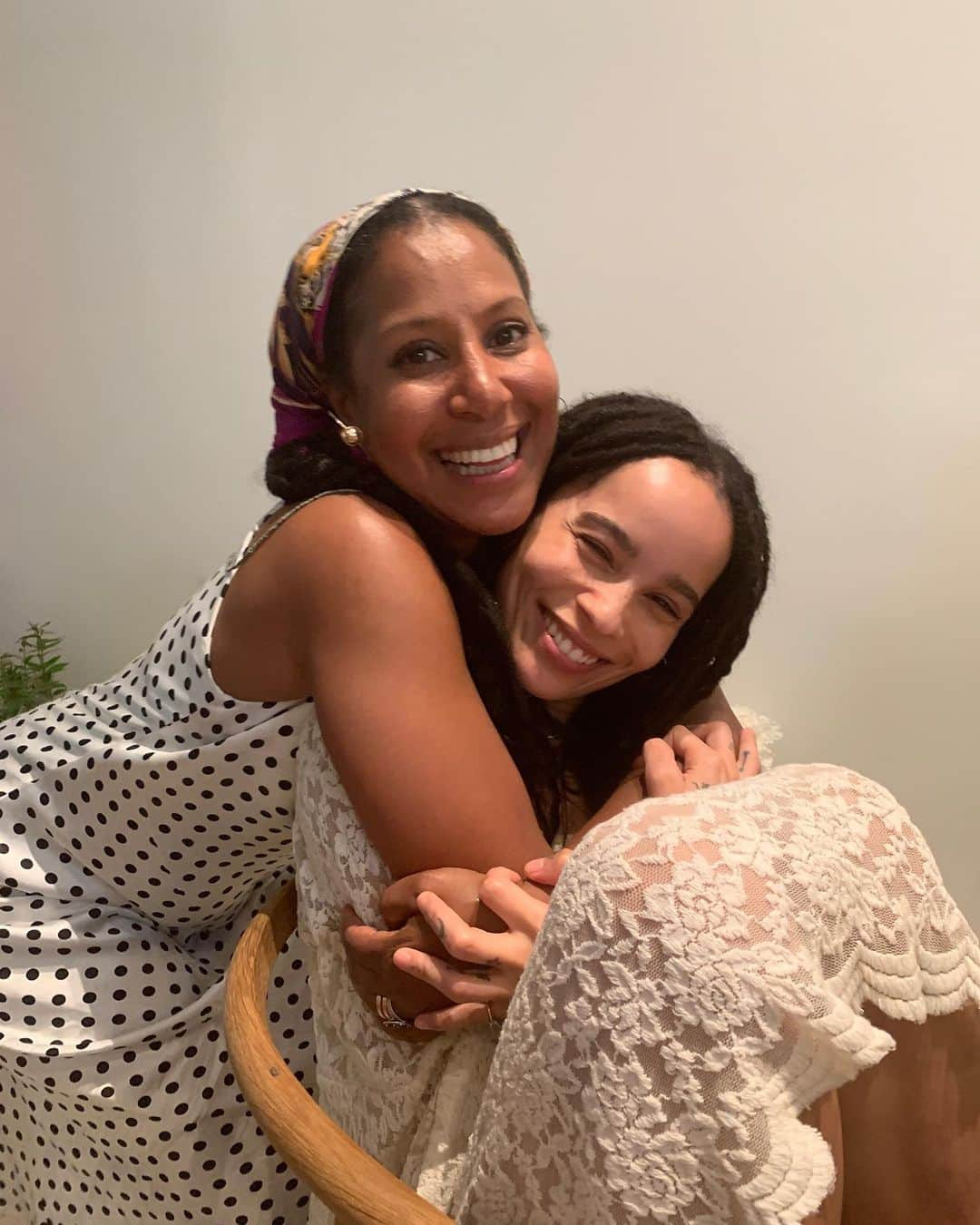 ゾーイ・クラヴィッツさんのインスタグラム写真 - (ゾーイ・クラヴィッツInstagram)「holy shit i love you so much. thank you for being so damn rock steady. happy birthday @sade1111 ♥️」6月27日 6時04分 - zoeisabellakravitz