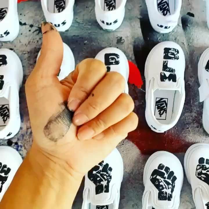 ベン・フェルドマンのインスタグラム：「Only 5 pairs left of #TheGreyProject  Link in bio and info here➡️ @theyoungrebelsstudio」
