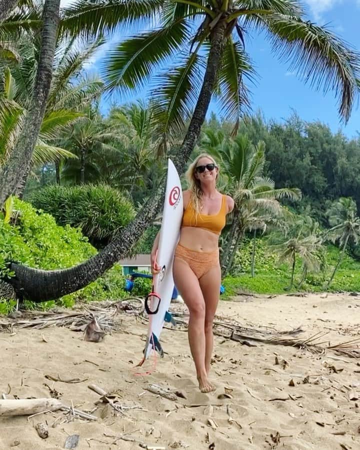 Bethany Hamiltonのインスタグラム：「💙 my @ripcurl_women surf shack series swimwear & their surf suits are amazing!!! Suits I can surf in & feel cute make me happy!!! #mybikini #beachlife #surfshack」
