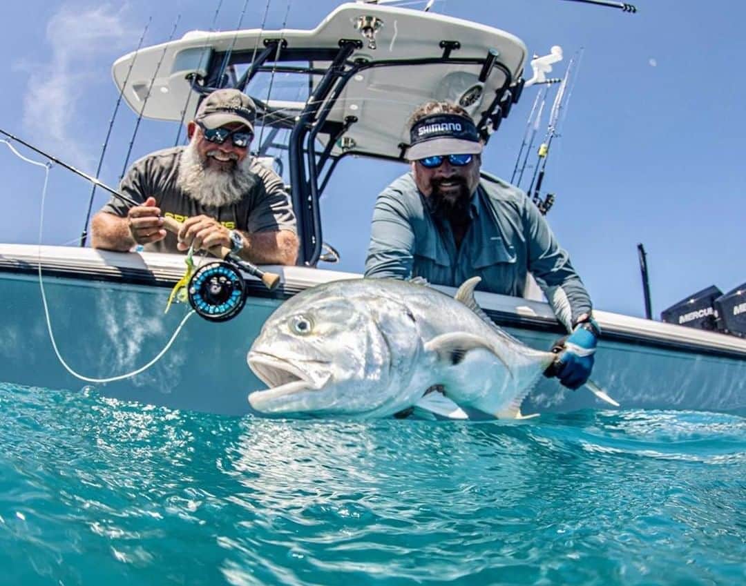 Costa Sunglassesのインスタグラム：「Got him on the bait and switch. @carterandrewsfishing #SeeWhatsOutThere #BornOnTheWater」
