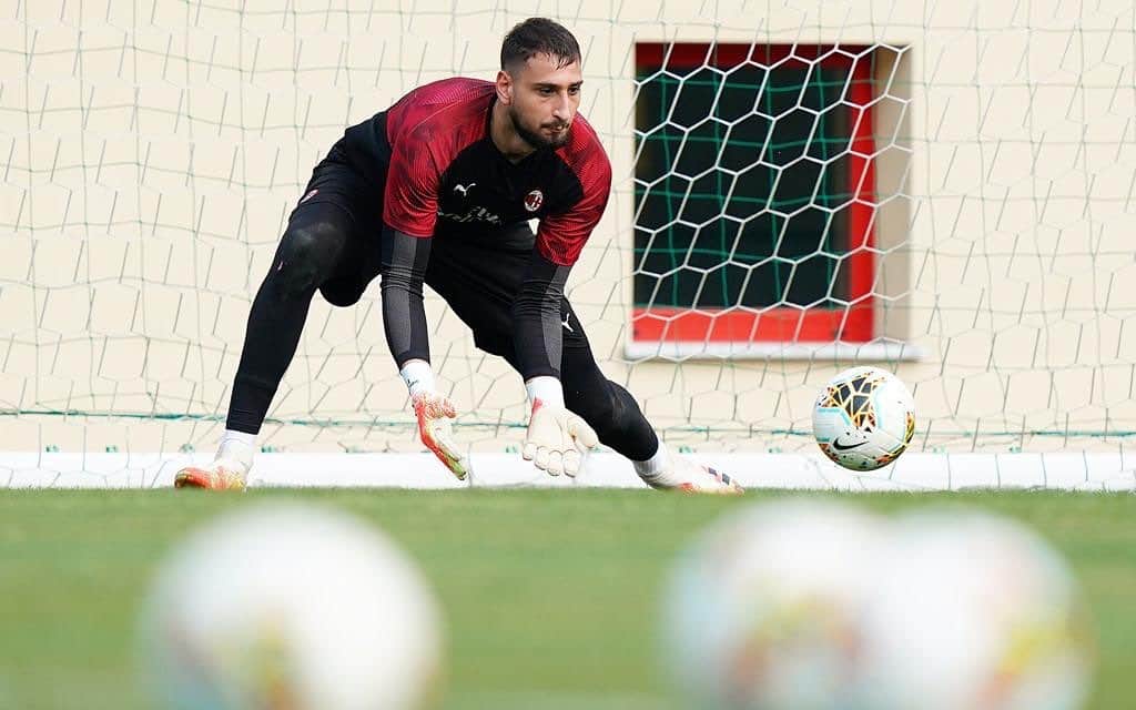 ジャンルイジ・ドンナルンマのインスタグラム：「Al lavoro 🧤⚽️ #MilanRoma」