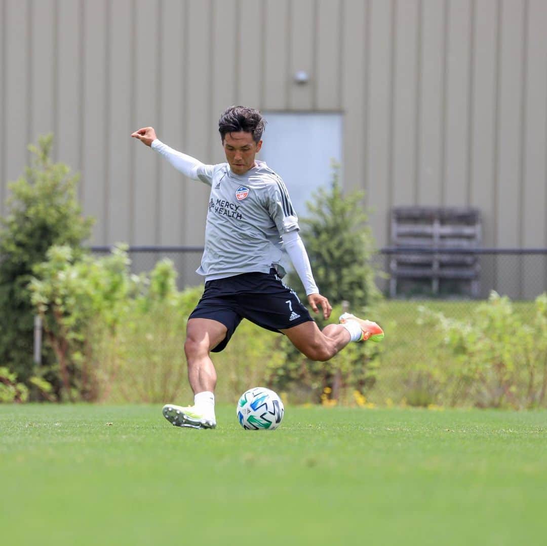 久保裕也のインスタグラム：「やっぱりシュート練習が1番楽しいな⚽️✌️」